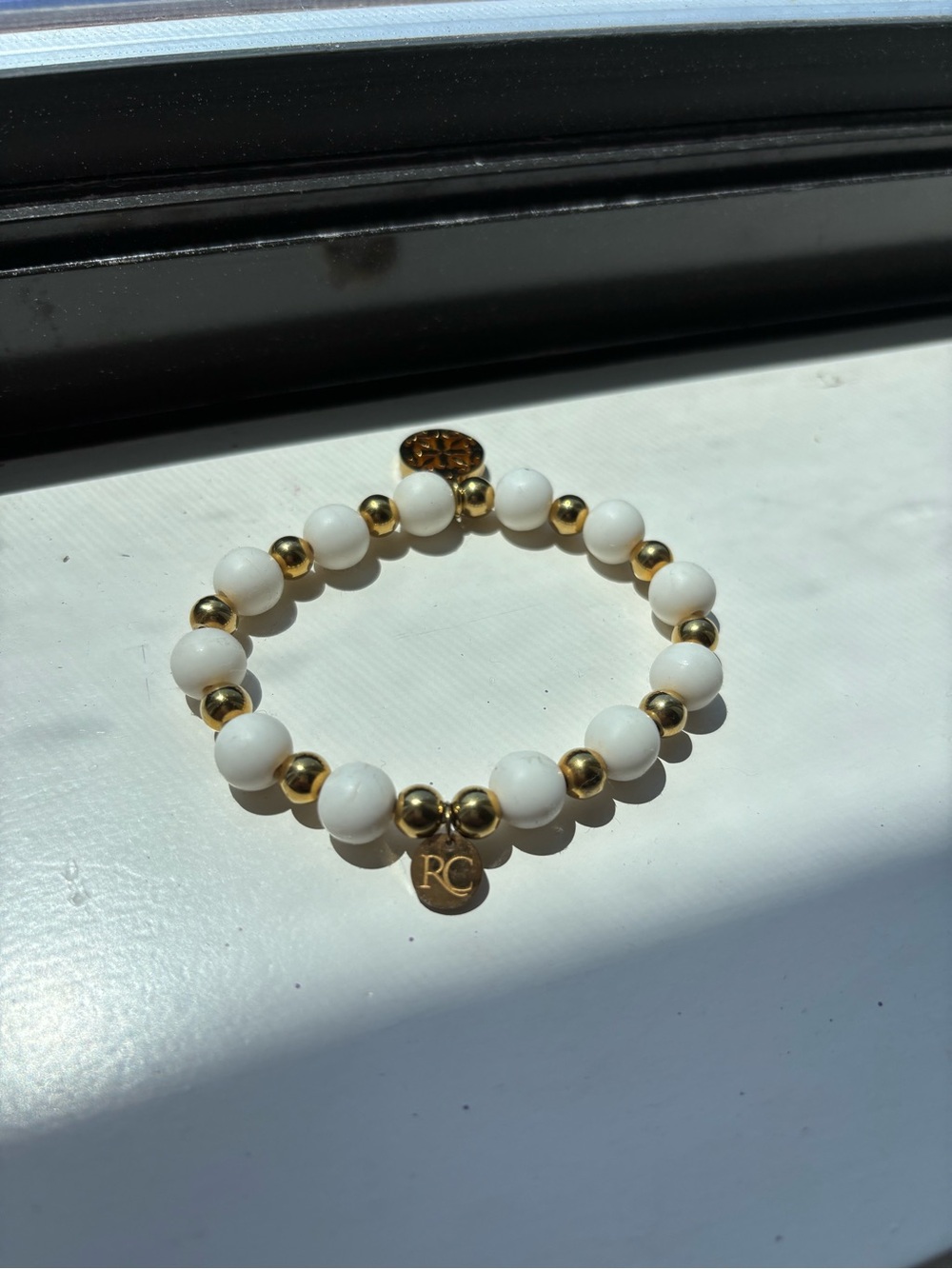 Rustic cuff gold and white bracelet - Picture 3 of 4
